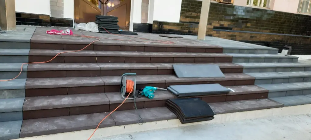 резиновая крошка на крыльце